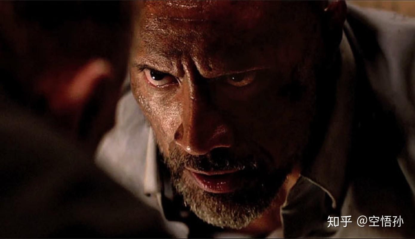 have an angry or sullen look on ones face; scowl【指的是怒视,虎