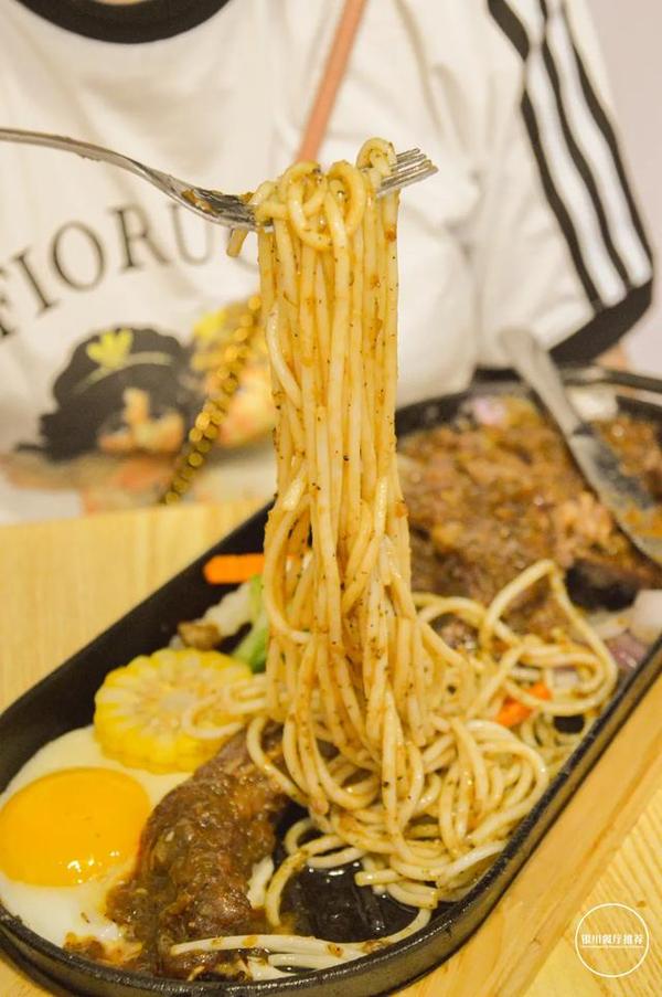 银川第1家街头牛排,坐在路边吃