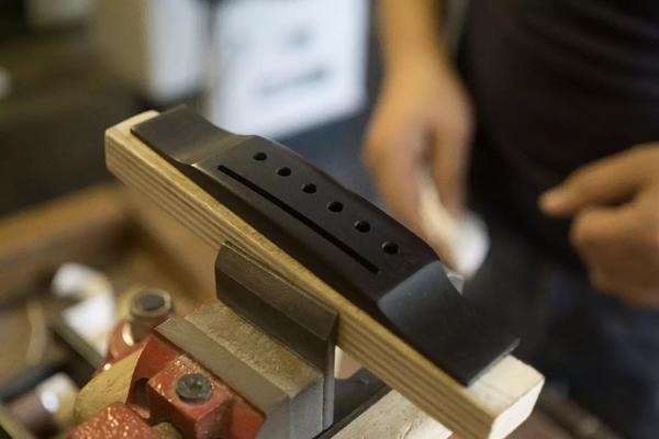 用不同目数砂纸打磨,准备抛光 时间关系没有添孔,开放式漆层 粘合琴桥