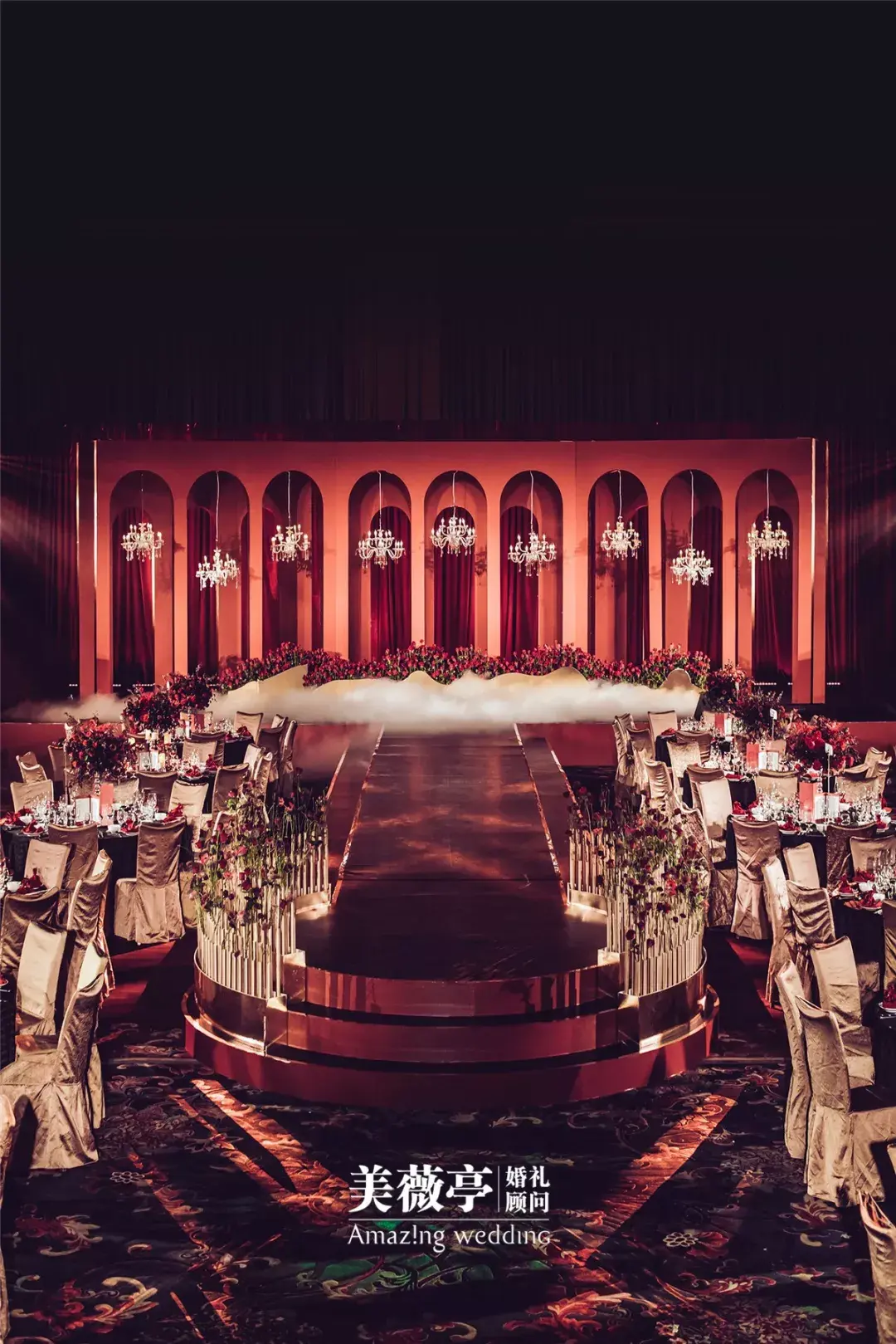 73 婚礼效果图明亮宽敞的宴会厅内,建起了一座巨型的红色欧式宫殿.