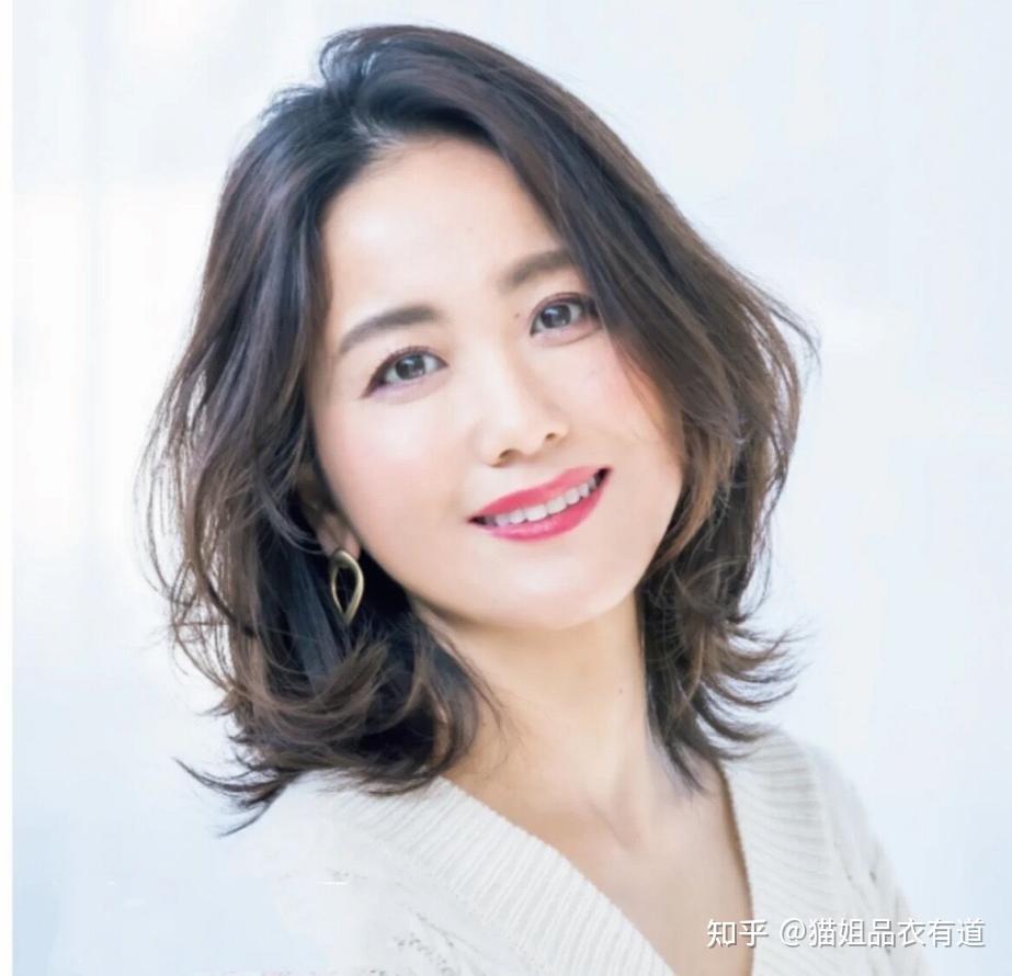 50岁女人,这才是你该烫的发型:锁骨发 大卷,谁见都夸年轻好看