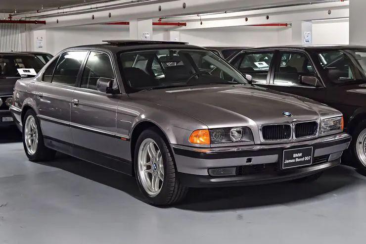 迪拜姐带你体验007战车宝马750il超炫酷