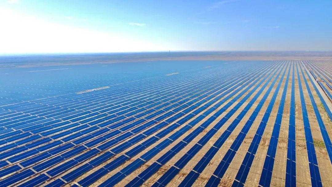在拉比格以南35公里处,辽阔的沙漠中沙特拉比格300兆瓦光伏电站泛着