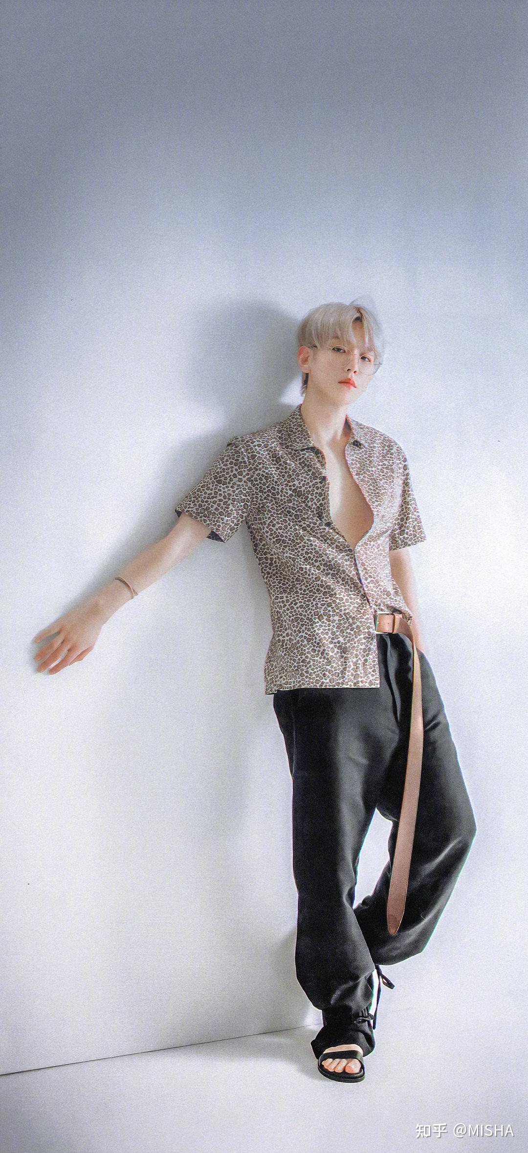 姐妹们,有没有伯贤正式一点的那种全身照?从头到脚的那种?