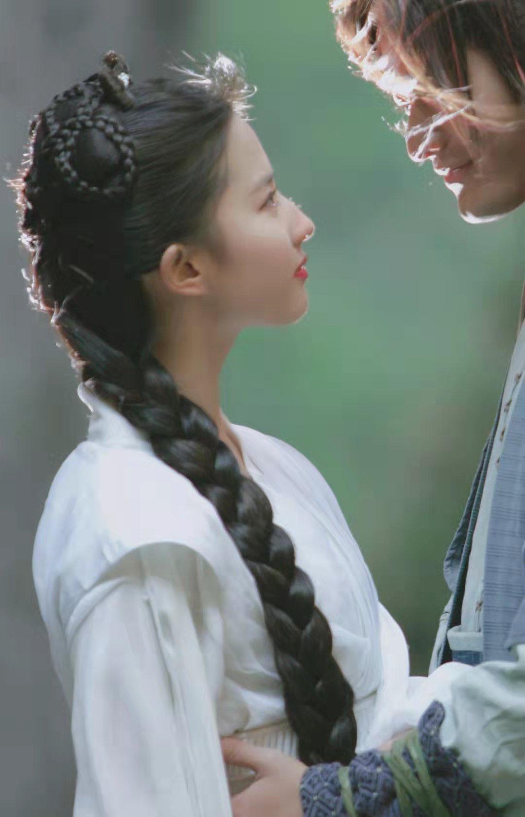 小龙女编发干净利落,披发英姿洒脱.