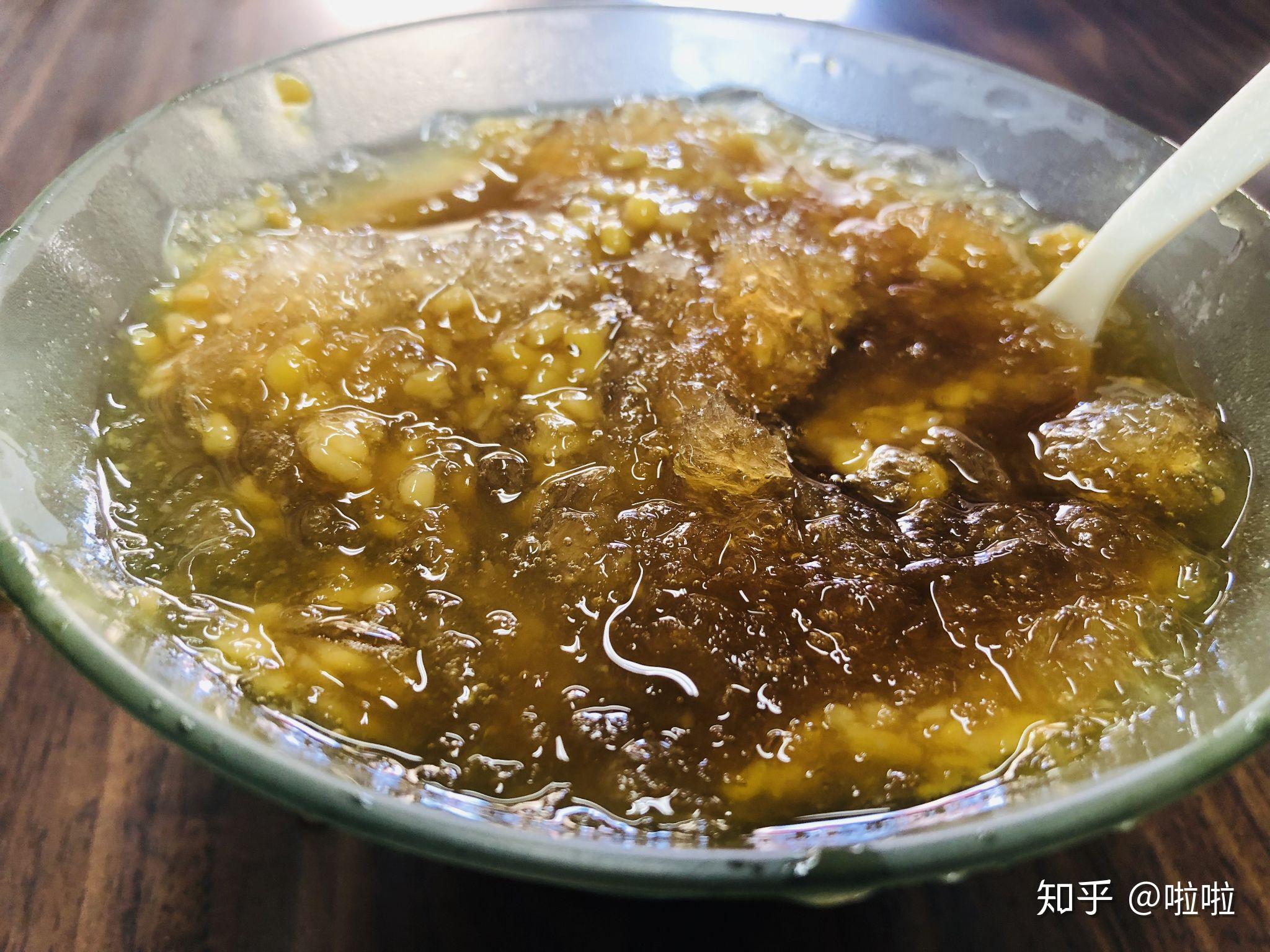 一份当地特色,绿豆蒜 其实是绿豆剥了皮,做成甜甜的绿豆刨冰25台币吧