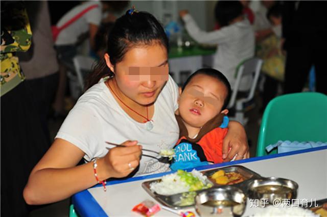 孩子不吃飯餓一頓就好了別讓你的無知害了孩子