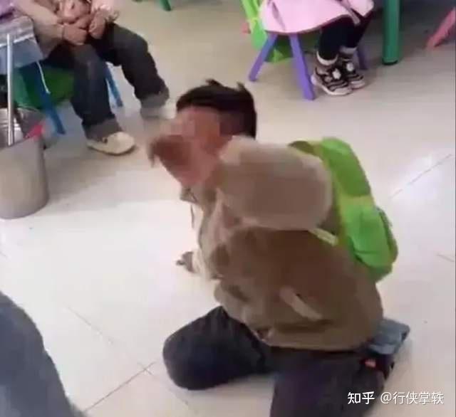 河南商丘幼儿园虐童事件后续涉事女幼师开除园长停职整顿男童状态不太