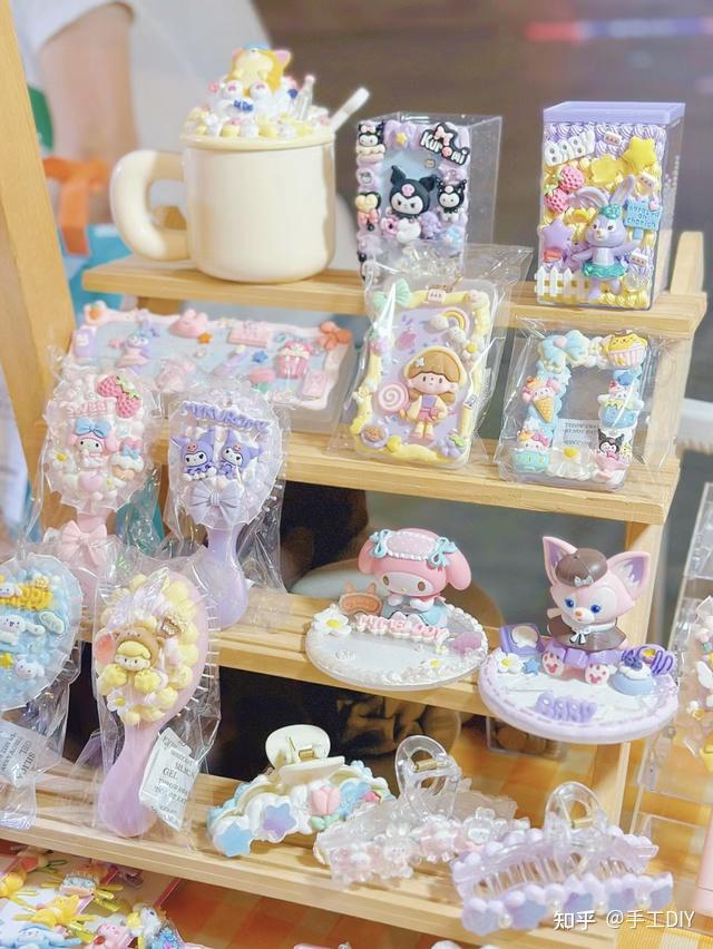 奶油胶常用的裱花嘴有十齿的,五齿的,八齿的,圆口型的,一字型的,叶子