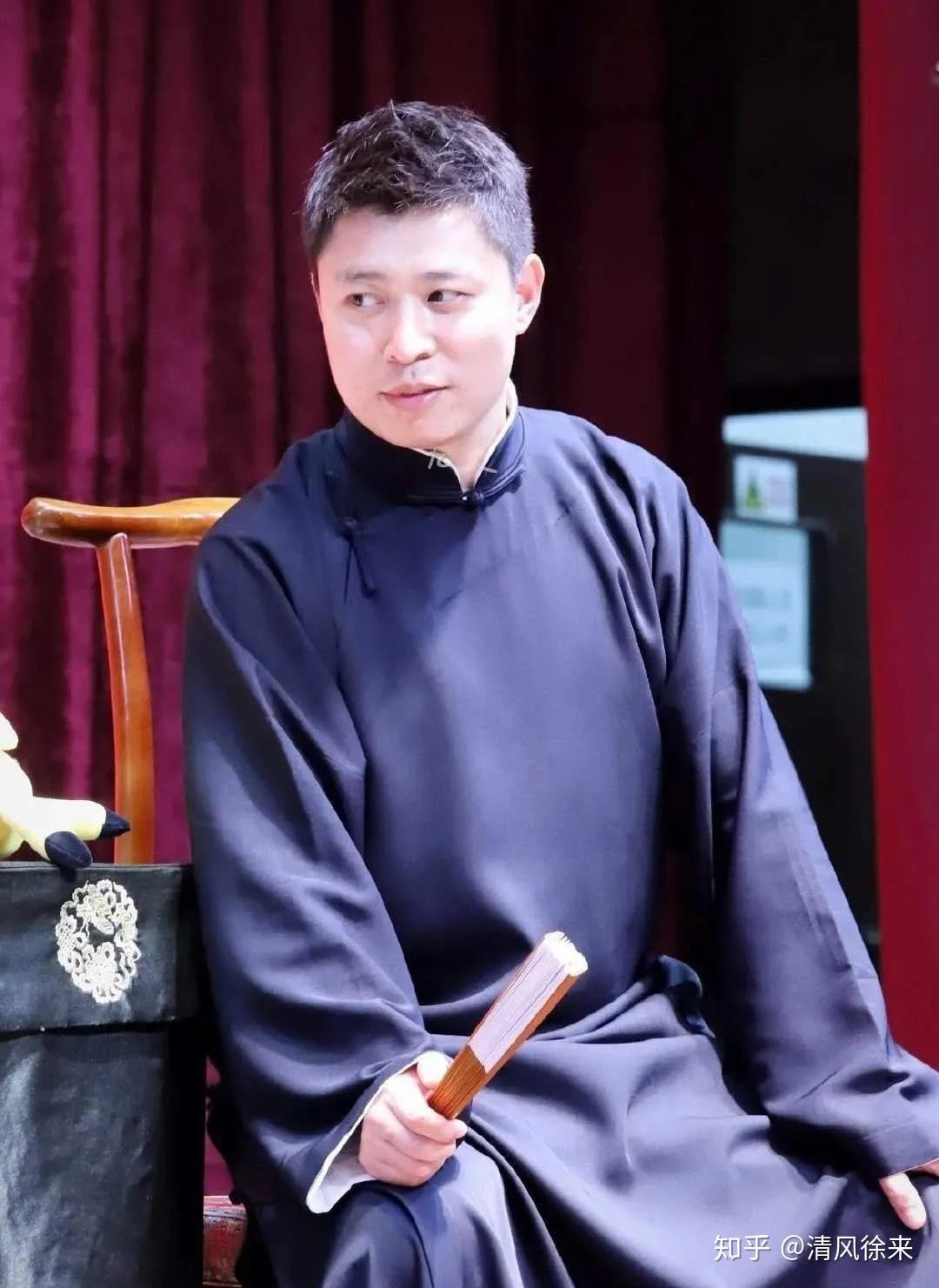 李鹤东常年出入各种群架和局子,是个名副其实的"小炮",根本就不怵曹金