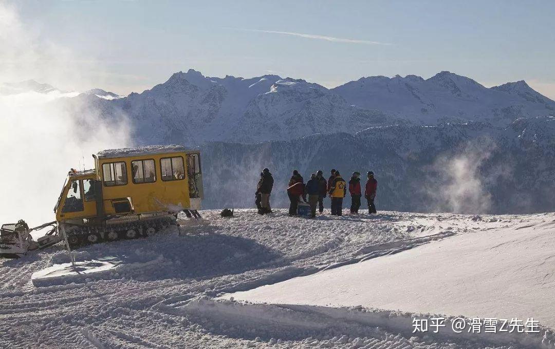 雪貓滑雪 cat-ski :上面提到過cat在雪場就是壓雪車的意思,所以你也