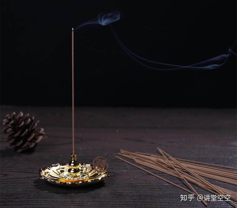 是人与神佛,圣尊及先祖的一种沟通方式,因而点几支香也十分讲究的,不