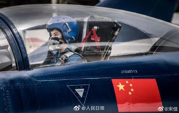 当整个飞行编队即将进入天安门上空时, 张晓佳驾驶的飞机退出了编队