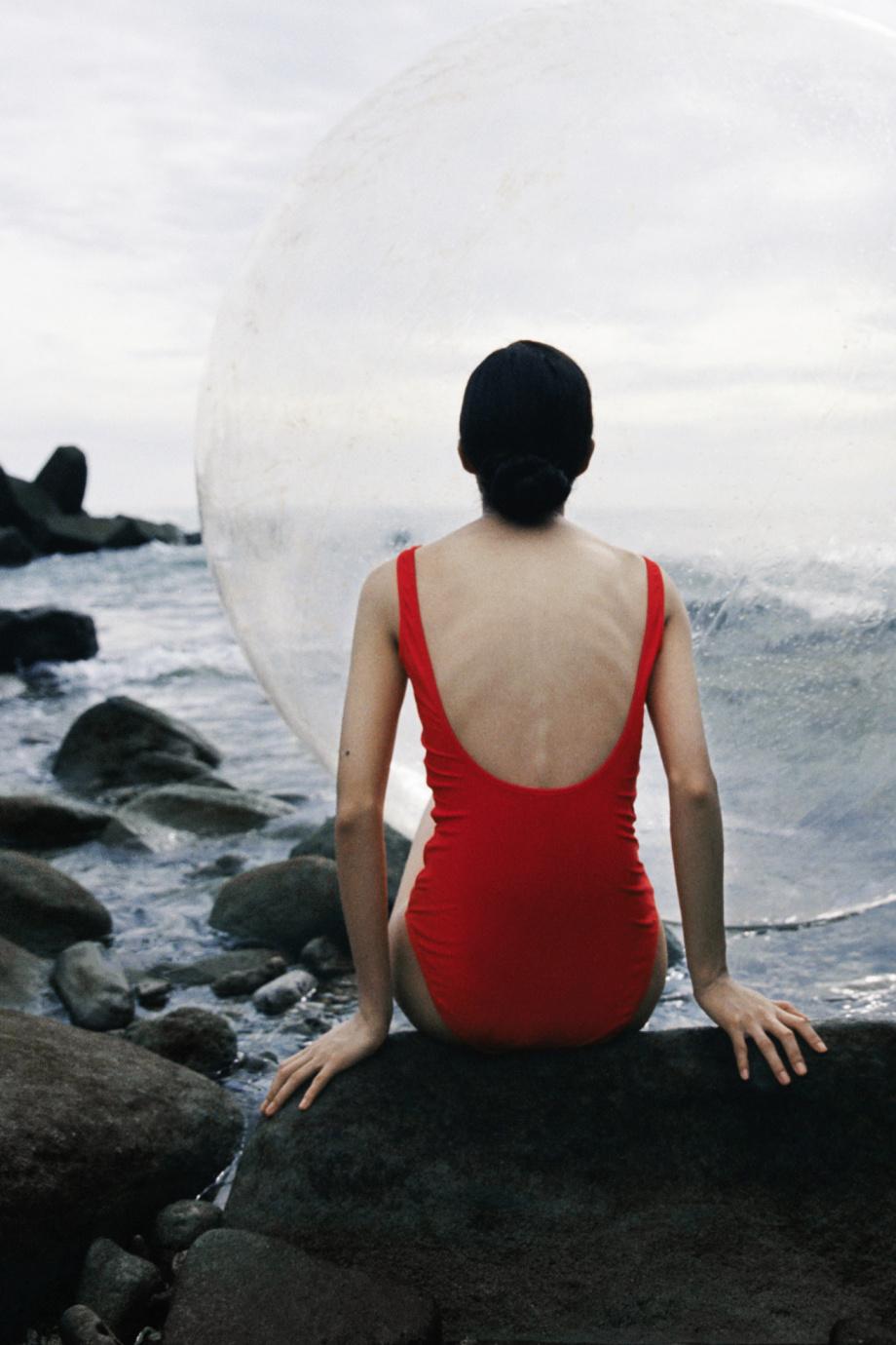 一红衣女子公然在海边玩球…… - 知乎