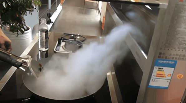 厨房油烟污渍大?试试这么做