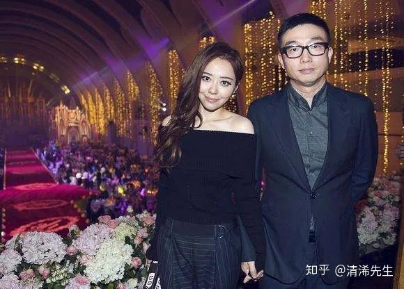 其实张靓颖也挺冤的,那时候是冯珂在酒吧对张靓颖一见如故,然后不停的