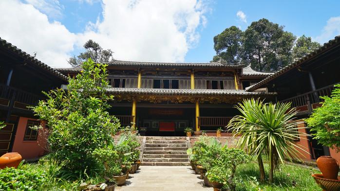 这里原来是傣族刀氏土司的衙门,也是云南土司衙署中保存较完整,规模最