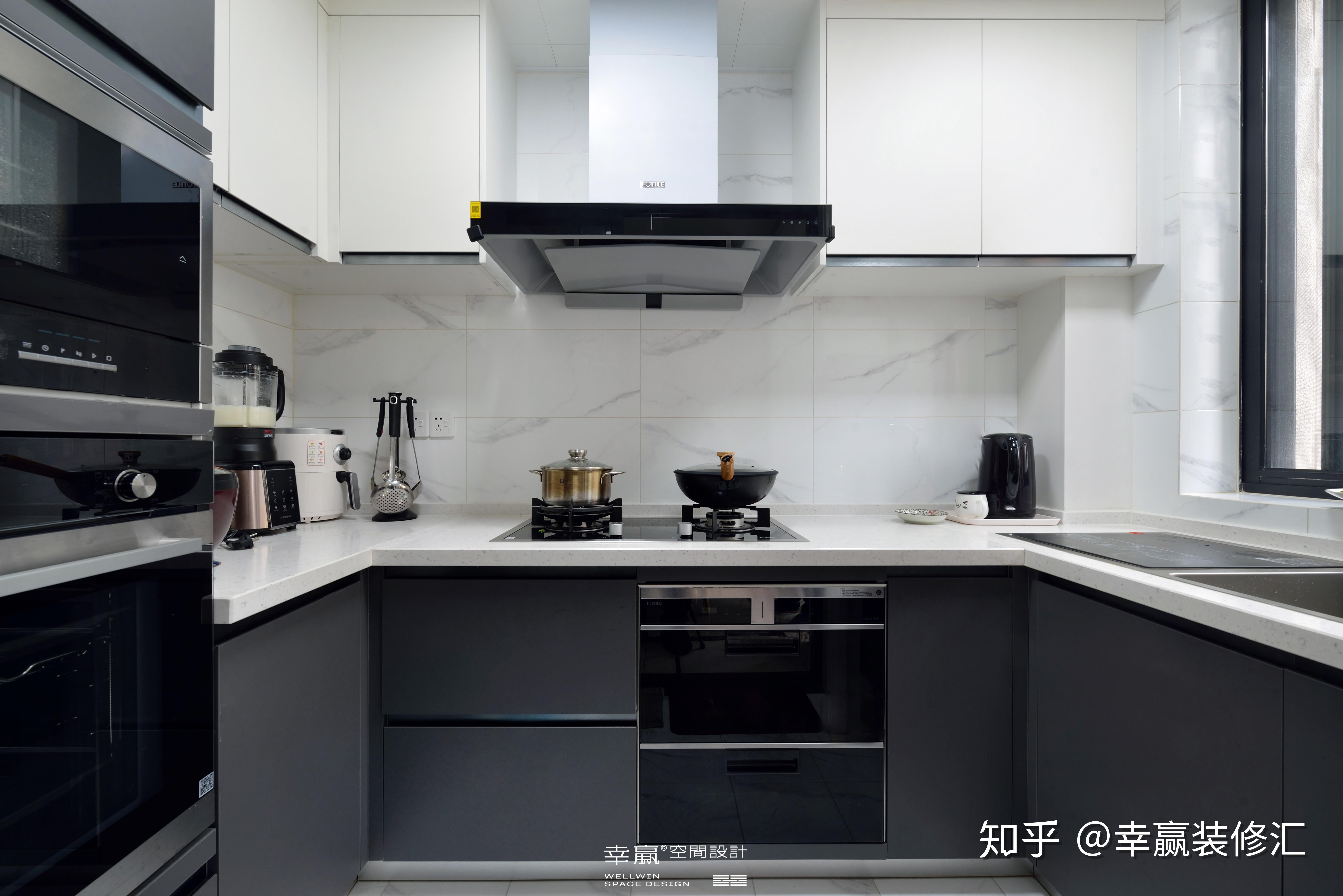 厨房设备一应俱全:消毒柜,水槽洗碗机嵌入橱柜当中,蒸箱,烤箱收入电器