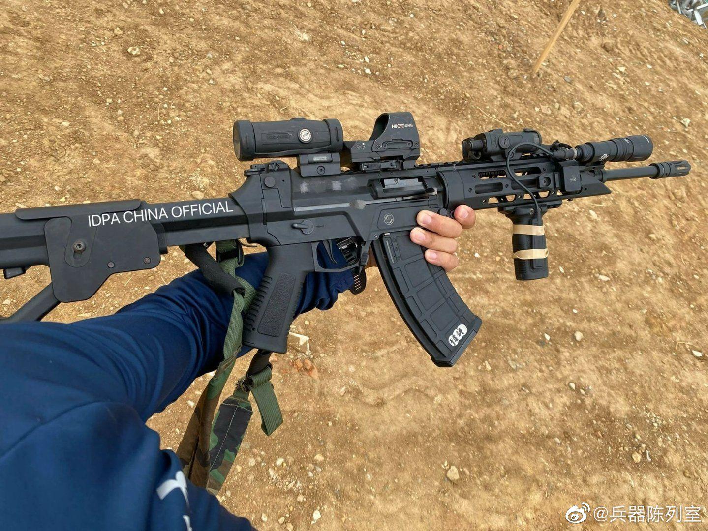 目前已经露过面的公发制式瞄准镜有qmk152白光瞄准镜,qmk191白光瞄准