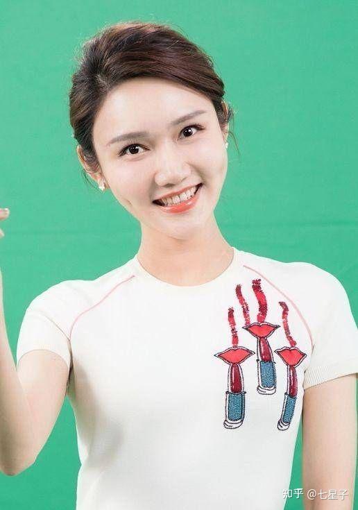 魅力四射的央视主持人龙洋尽显腹有诗书气自华