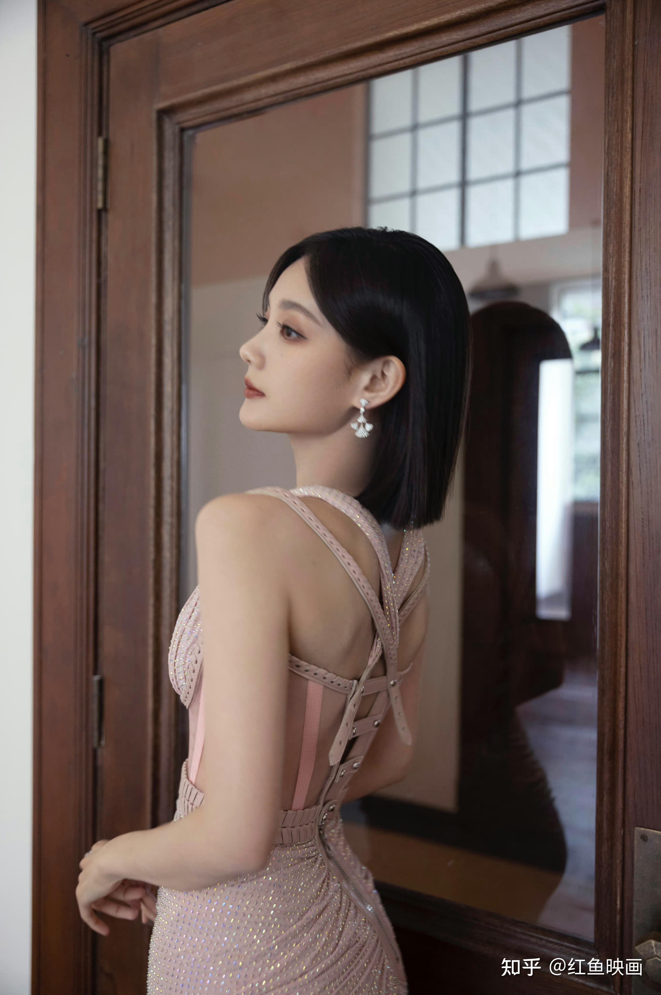 李一桐粉红吊带裙写真曝光性感魅力尽显无疑