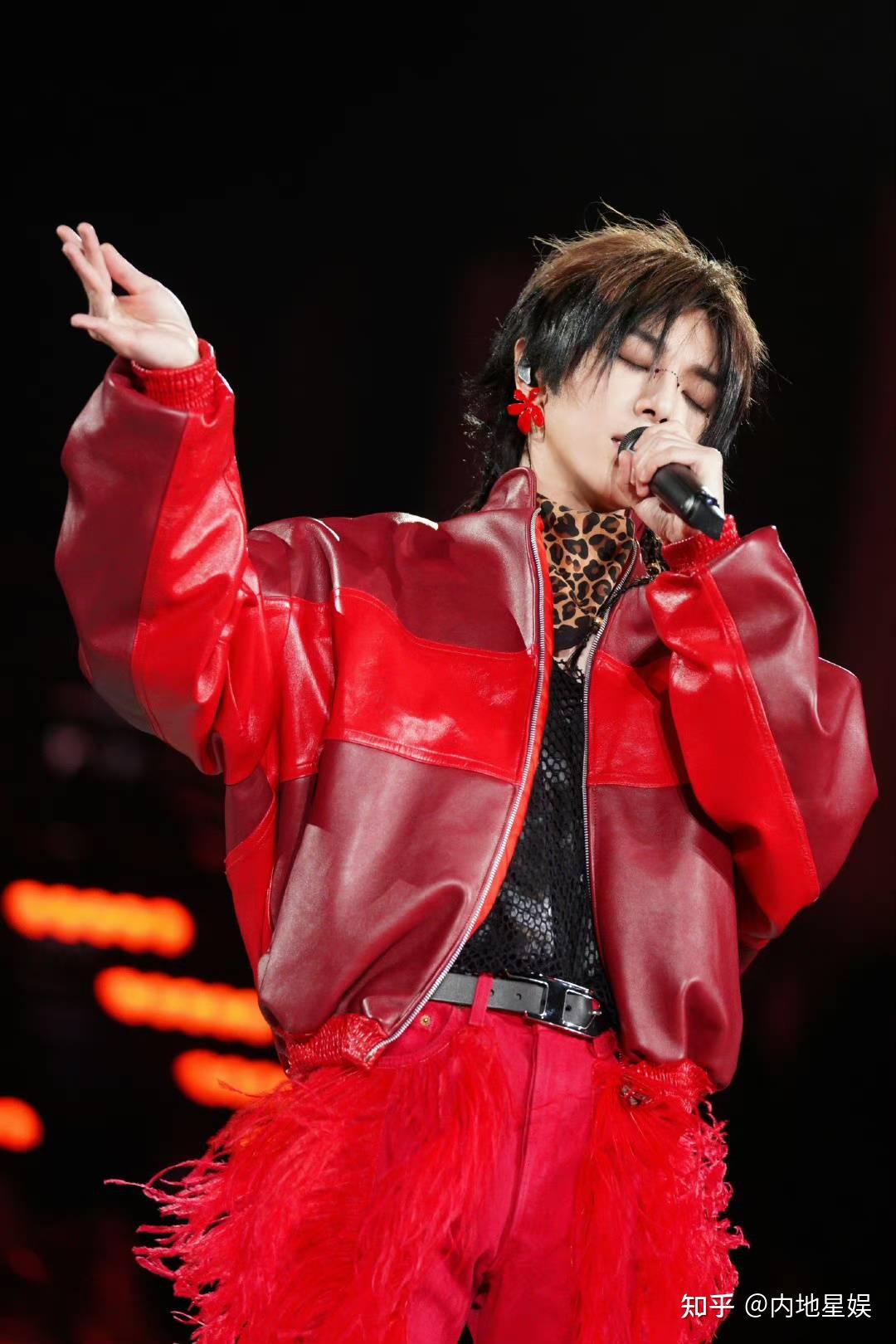 华晨宇成都演唱会第二日梦幻叠加 造型先锋摇滚舞台引爆全场