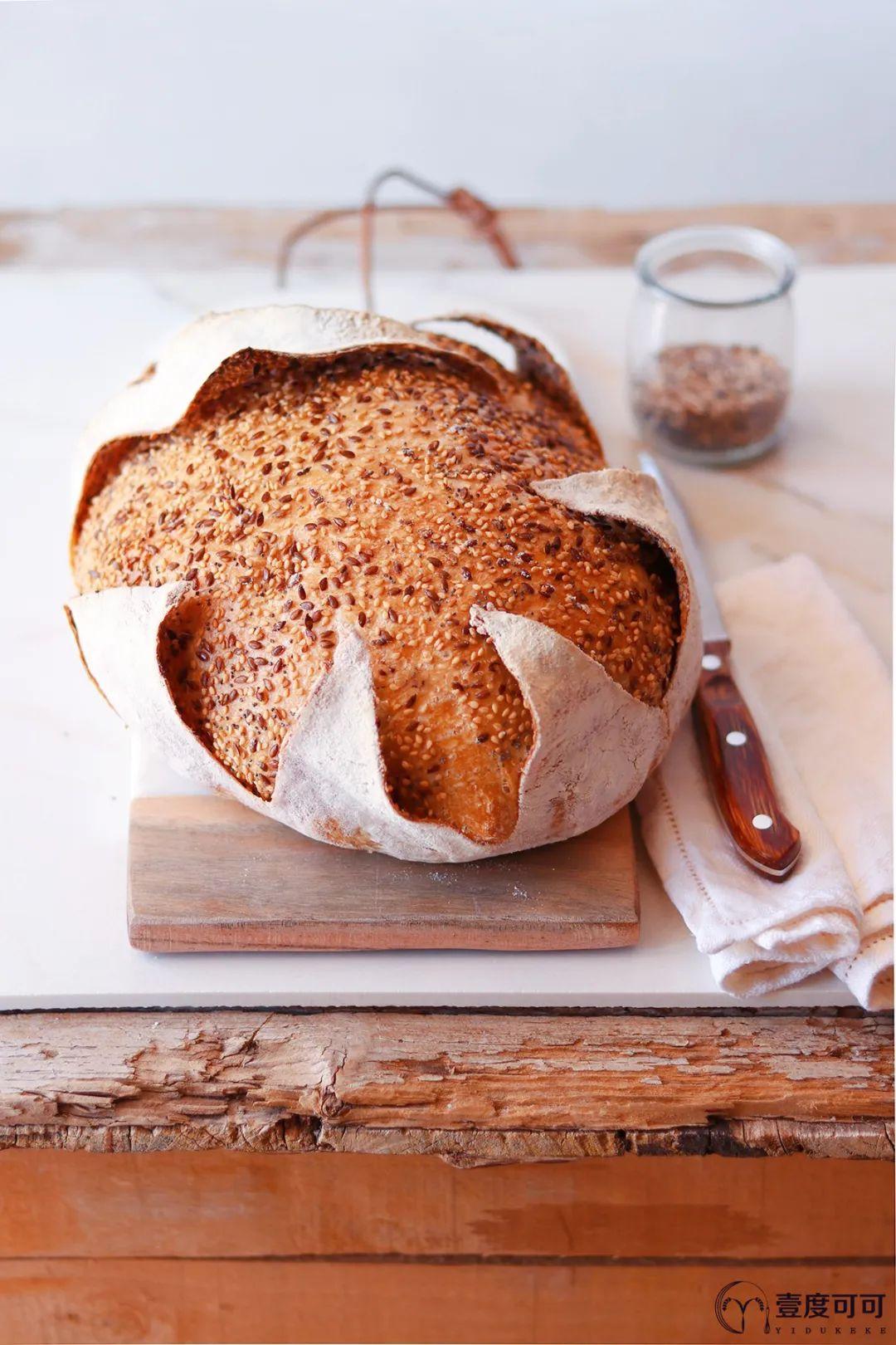 非常简单,装饰精美的芝麻分层面包制作.