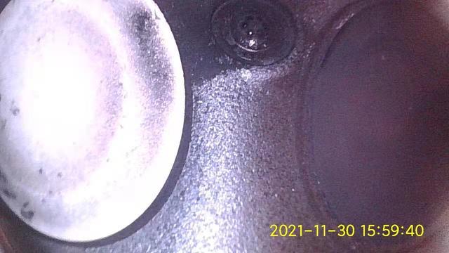 清洁前2缸的活塞顶部积碳