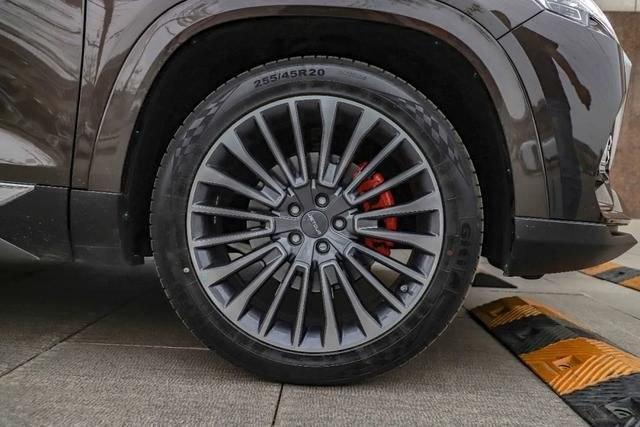 20英寸轮毂采用多幅式设计,有一种美系豪华suv的感觉.