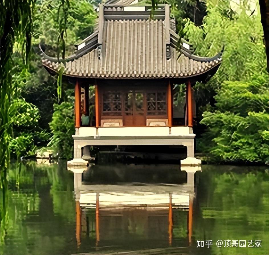 卧室是家庭中很私密的地方,而院子中的凉亭相对来说是一个开敞的公共