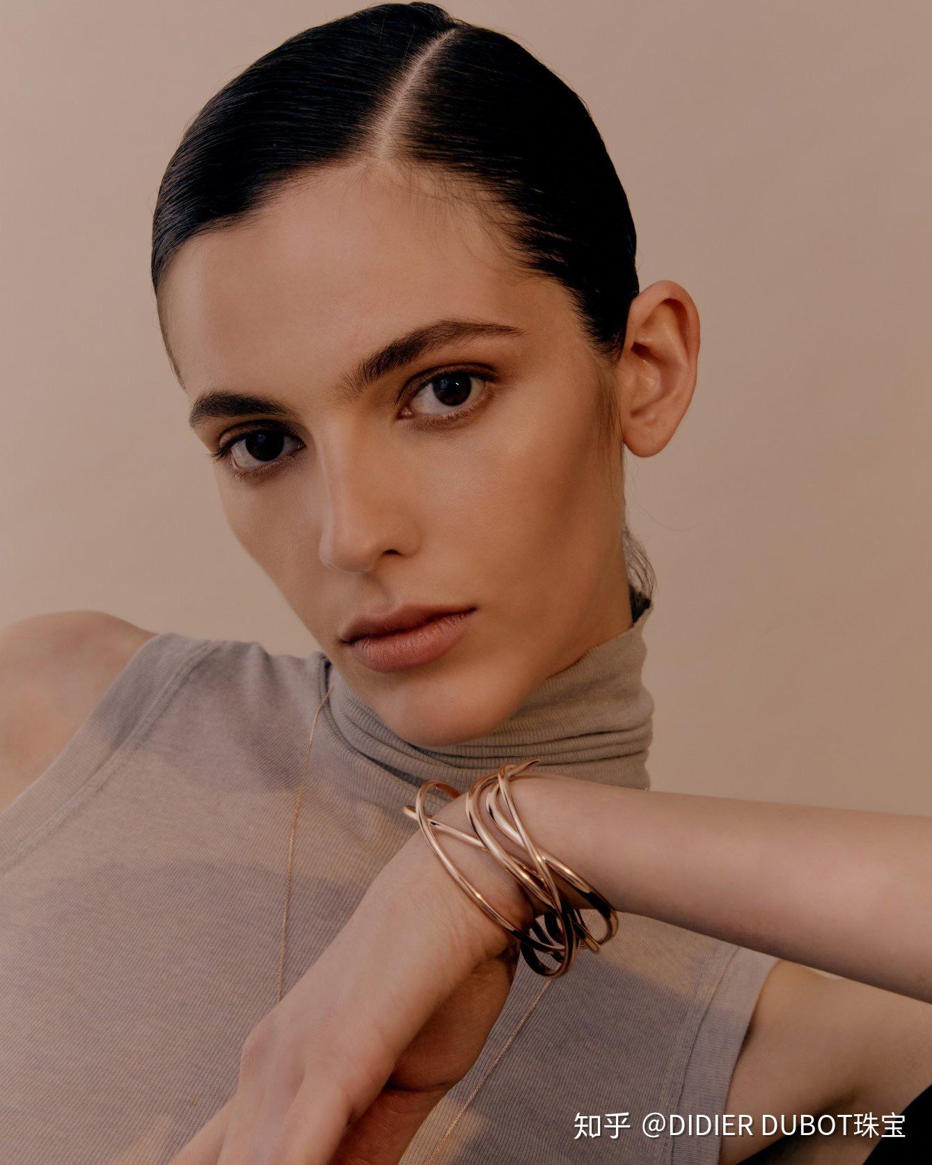 蒂蒂朵宝刘仁娜新剧出镜依旧选择佩戴韩剧宠儿didierdubot