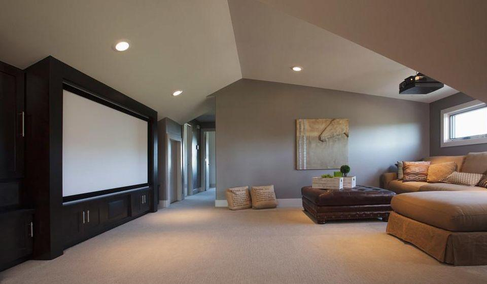 顶层阁楼缺点太多难道只能当储藏室吗不防打造一个多功能家庭影院