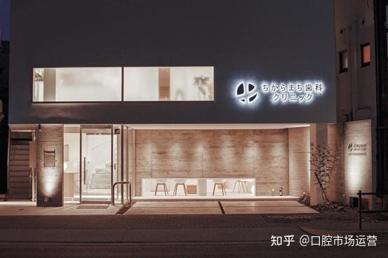 装修中也透露出了主人的趣味)在看过一些国外口腔诊所的装修资料后