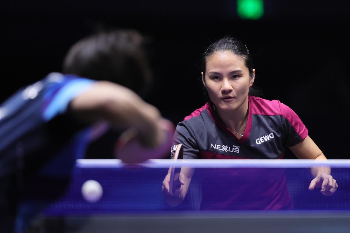 紧接着杨晓欣摆短后正手抢攻,正手变线将比分扩大