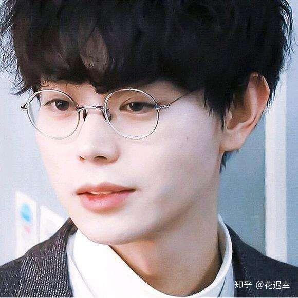 最早我的破乎头像用的就是松山健一的照片