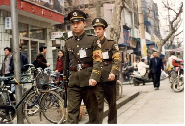 中国人民警察警服变迁史，这些警服你穿过哪套？ | 你好警察节- 知乎