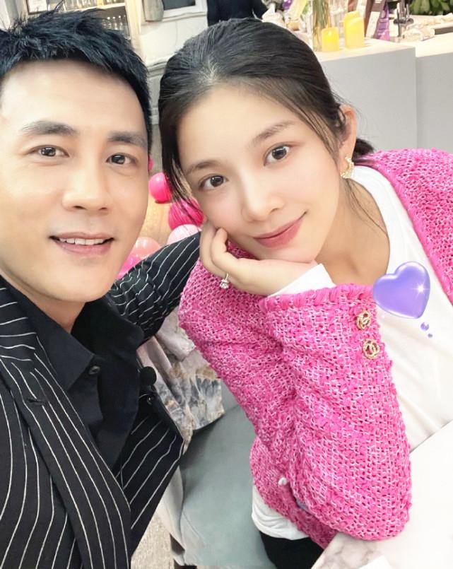 杜淳晒夫妻日常生活照王灿穿针织衫挺有气质夫妇俩搞怪挺默契