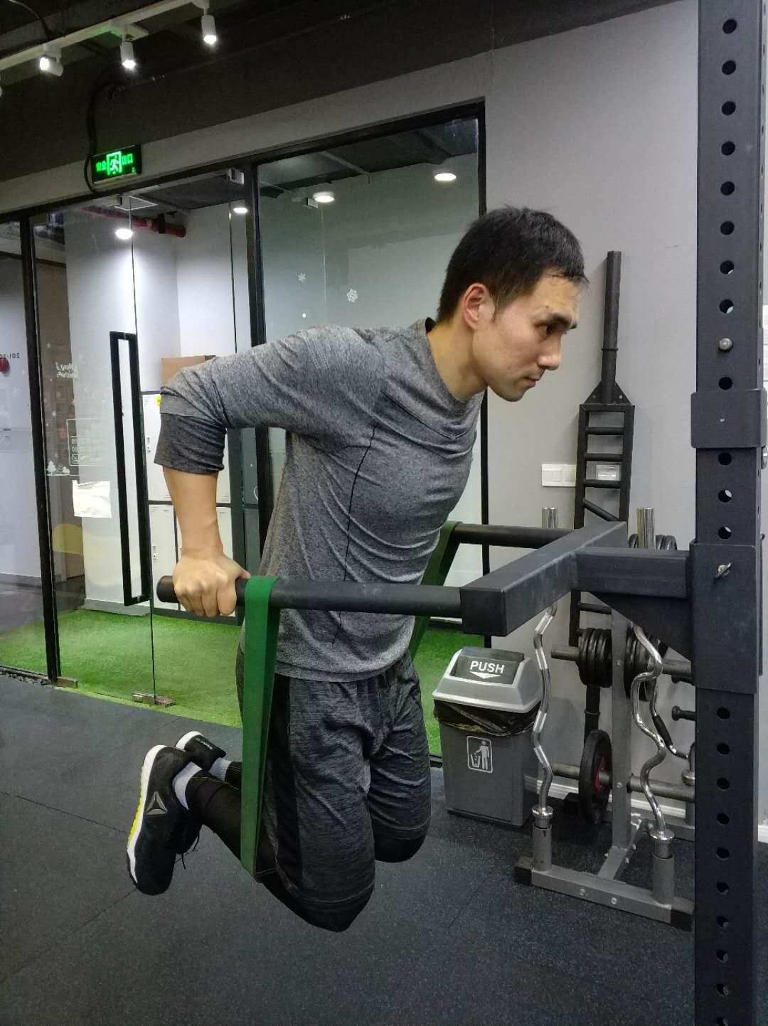 双杠臂屈伸天使与魔鬼的训练动作