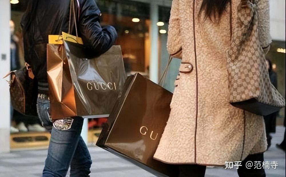 路透社报道,中国奢侈品消费者可自由出行但许多人都在国内购物