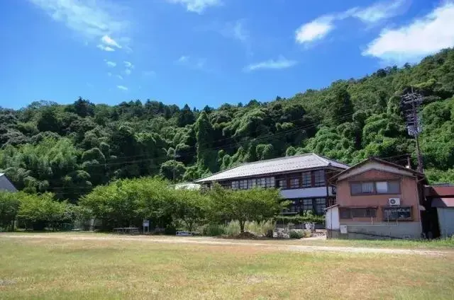 日本最穷的学校令人叹服中国最穷的学校令人叹气