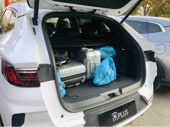 车上四个人三个行李箱以及各种大包小包统统放到后背箱里完全没问题