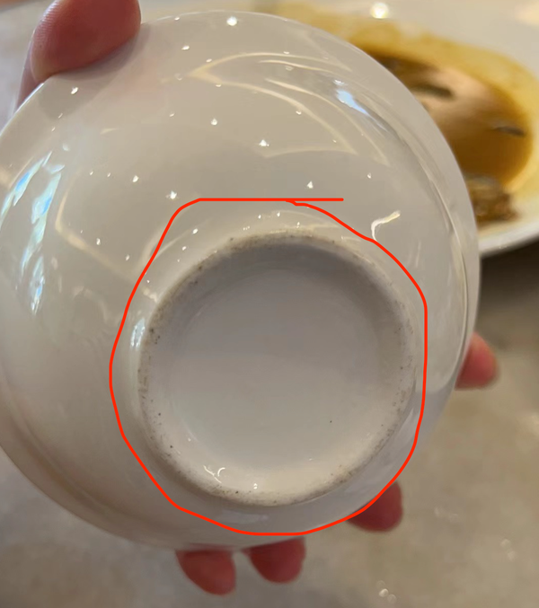 为什么陶瓷勺的柄上总有一个孔，金属勺却没有？
