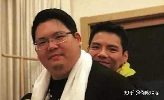向佑：我爸是向华强，我哥是向佐，我在没有父爱的环境下带泪成长 - 知乎