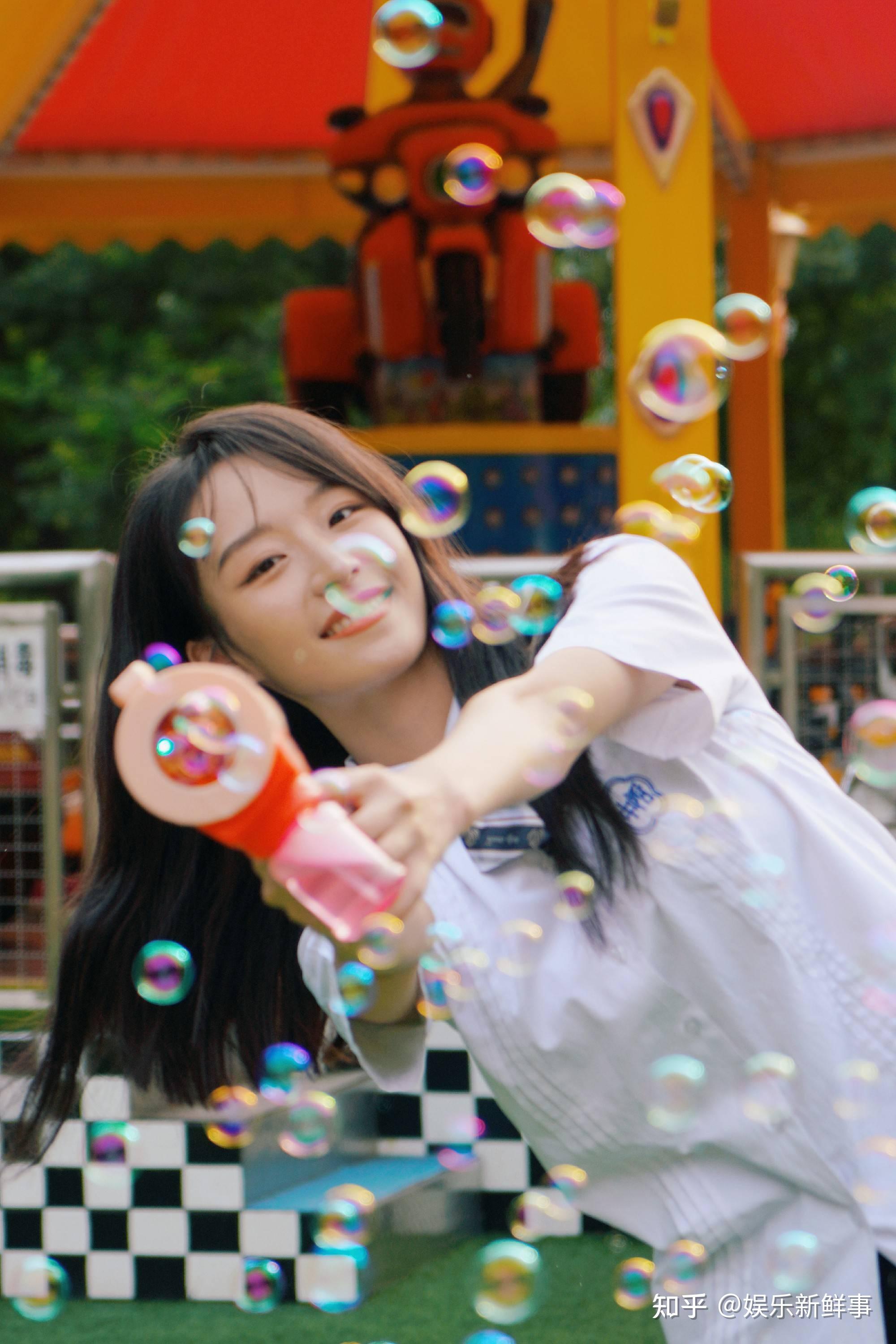 演员林芷伊氛围感写真曝光 天真烂漫笑靥温柔 - 知乎