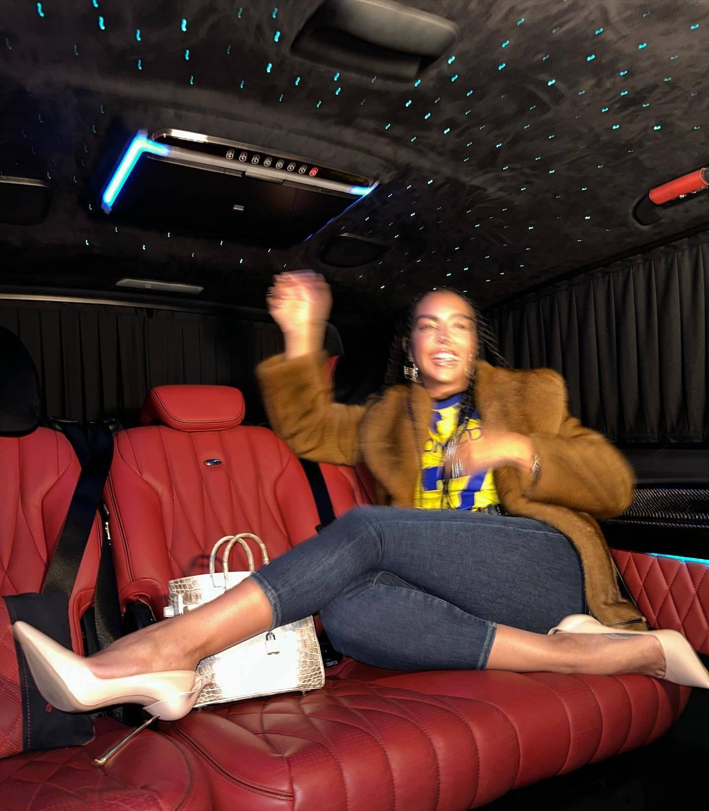 c罗女友新造型又耀眼踩12公分靴子又换了爱马仕和c罗头挨头