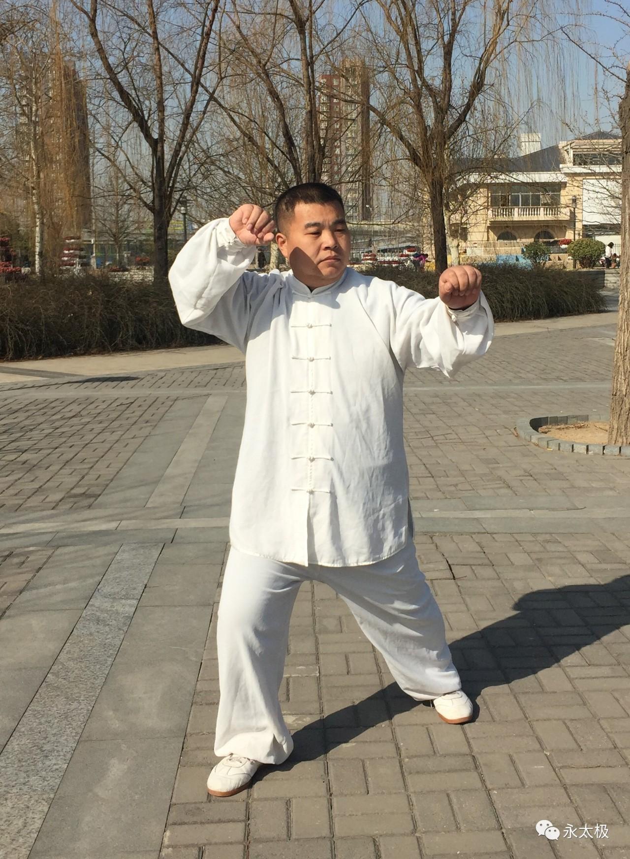 解:在百会穴虚领顶劲的前提下,会阴下沉,腰脊拔长形成上下对拉,塌背