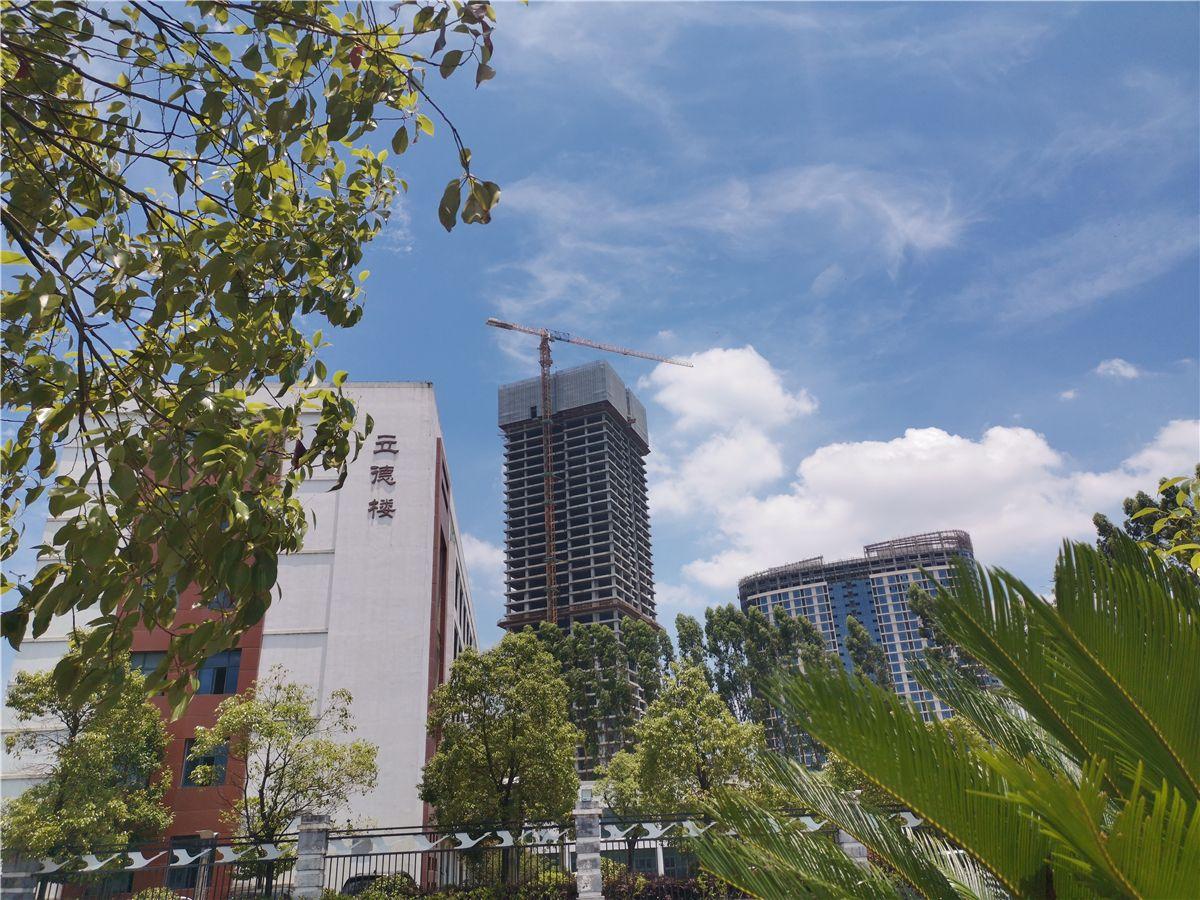 美丽吉安蓝天白云下的白鹭洲中学城南校区