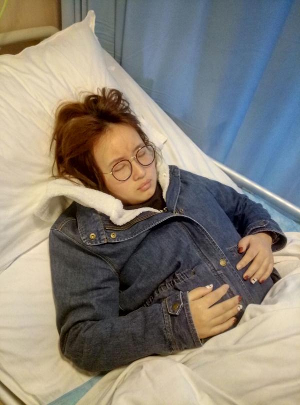 瘫在床上发宝气的张卓宇