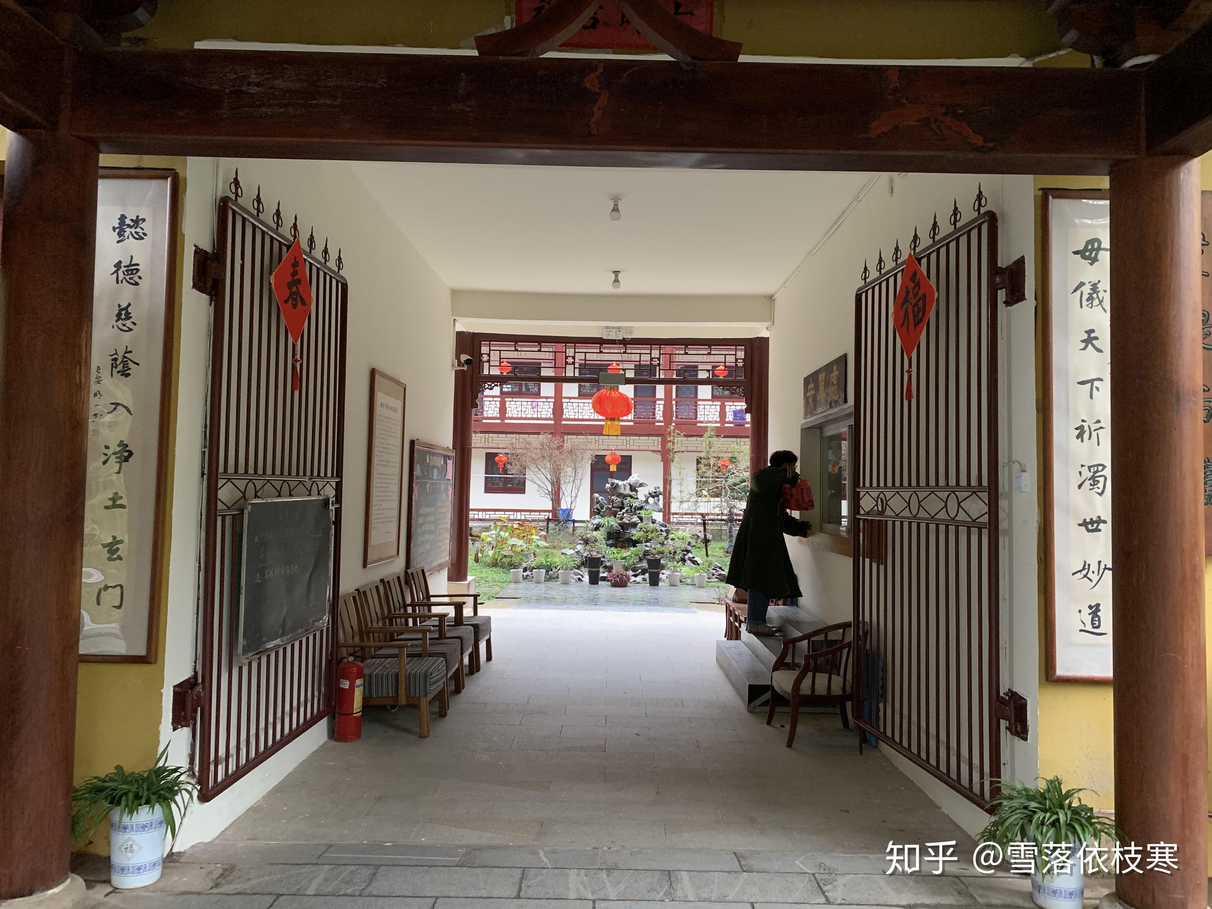 (上两张是东林寺安排莲友或义工挂单住宿的地方)(上图是东林寺 食堂)