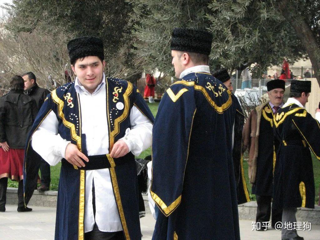 至今阿塞拜疆的民族服装都是沿袭了古代波斯人的穿着